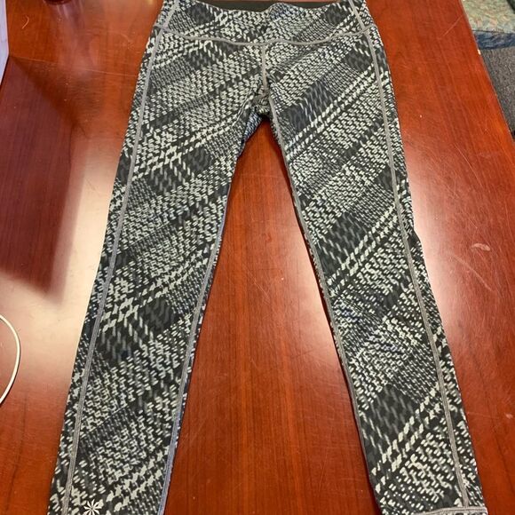 Athleta Chaturanga Black & Print Reversible Leggings sz M EUC - Picture 1 of 3